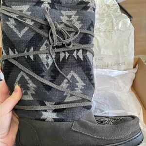 *RARE* Manitobah Mukluks W7/M5 Grey Wool SUPER WARM Winter Boots